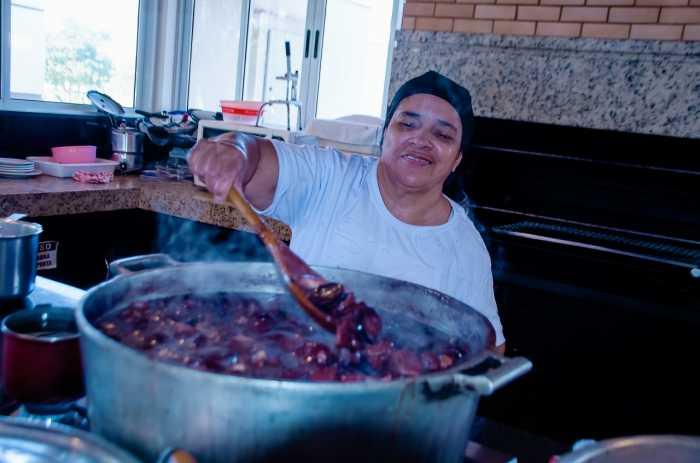 ELA JÁ ENGROSSOU FEIJÃO COM MAIZENA: Hoje, Célia Regina transformou a cozinha em profissão e tem o próprio negócio em Três Lagoas