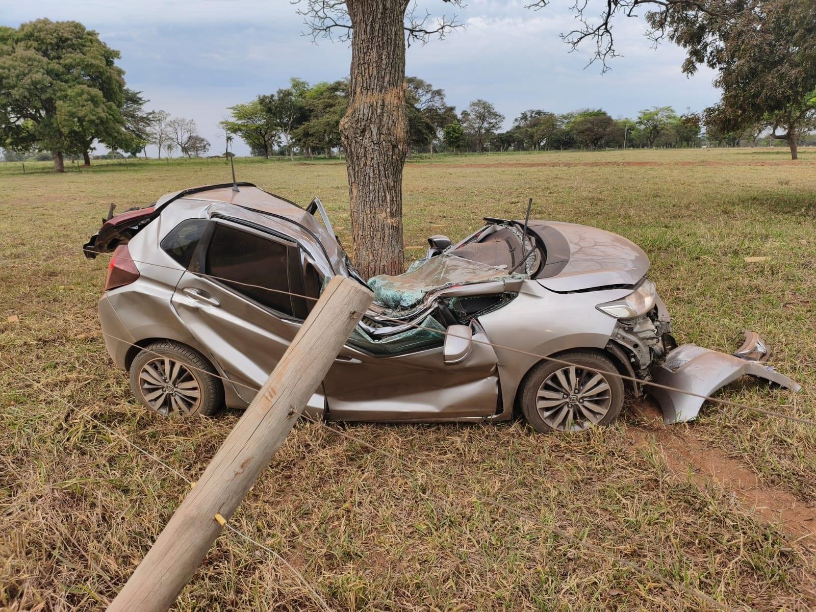 FUGA TERMINA EM GRAVE ACIDENTE: suspeito bate carro em árvore, fica preso às ferragens e drogas ficam espalhadas na BR-158 entre Três Lagoas e Brasilândia FUGA TERMINA EM GRAVE ACIDENTE: suspeito bate carro em árvore, fica preso às ferragens e drogas ficam espalhadas na BR-158 entre Três Lagoas e Brasilândia