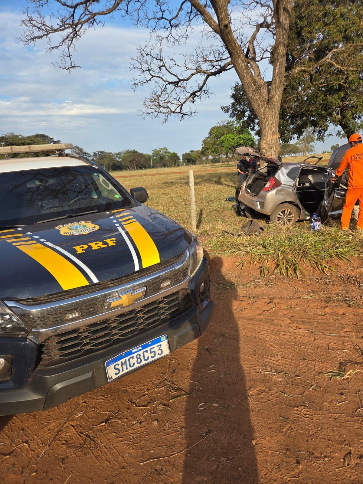 FUGA TERMINA EM GRAVE ACIDENTE: suspeito bate carro em árvore, fica preso às ferragens e drogas ficam espalhadas na BR-158 entre Três Lagoas e Brasilândia FUGA TERMINA EM GRAVE ACIDENTE: suspeito bate carro em árvore, fica preso às ferragens e drogas ficam espalhadas na BR-158 entre Três Lagoas e Brasilândia