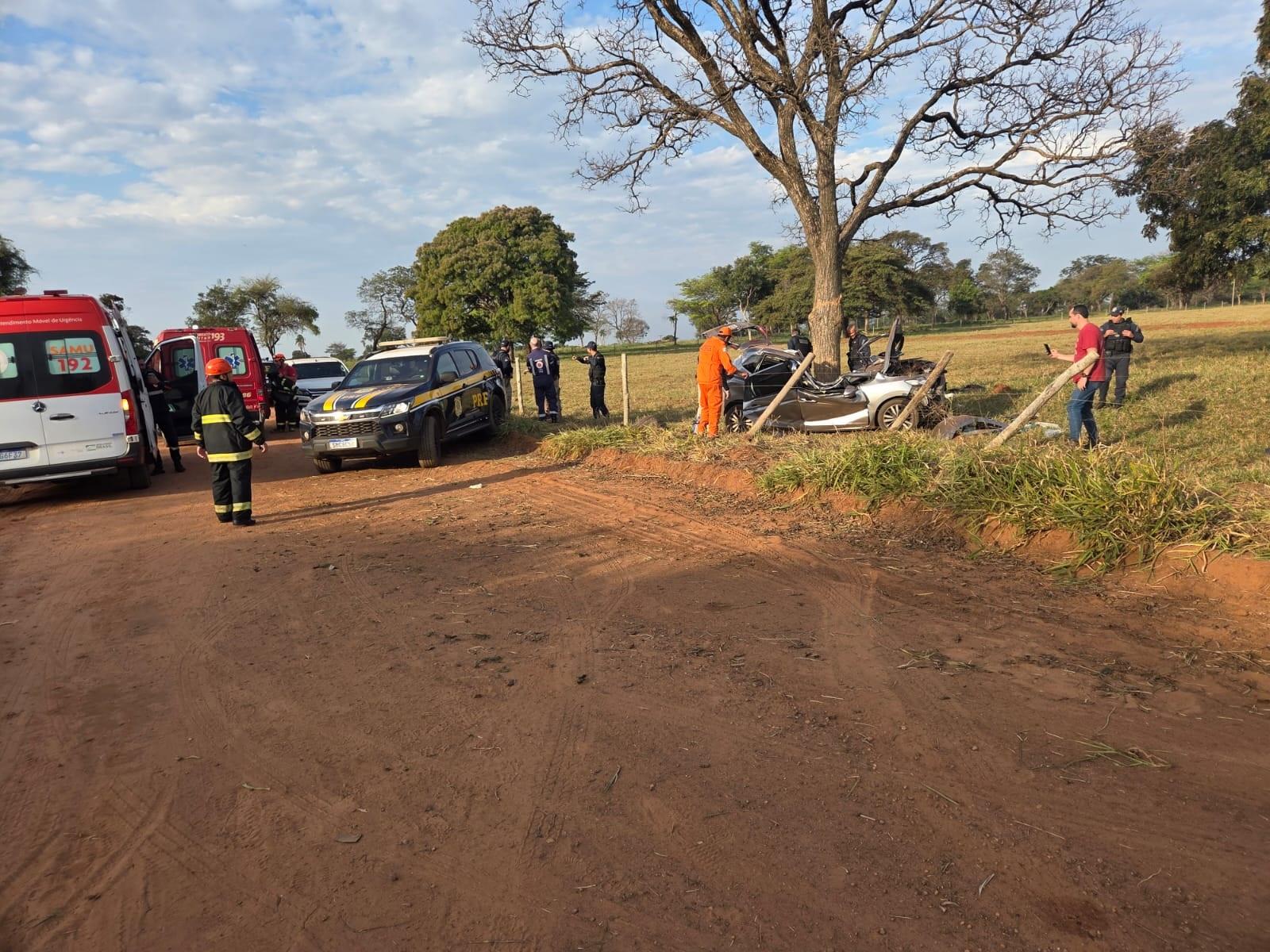 FUGA TERMINA EM GRAVE ACIDENTE: suspeito bate carro em árvore, fica preso às ferragens e drogas ficam espalhadas na BR-158 entre Três Lagoas e Brasilândia FUGA TERMINA EM GRAVE ACIDENTE: suspeito bate carro em árvore, fica preso às ferragens e drogas ficam espalhadas na BR-158 entre Três Lagoas e Brasilândia