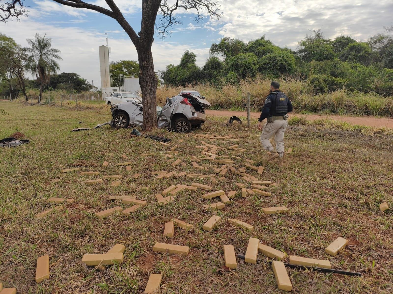 FUGA TERMINA EM GRAVE ACIDENTE: suspeito bate carro em árvore, fica preso às ferragens e drogas ficam espalhadas na BR-158 entre Três Lagoas e Brasilândia FUGA TERMINA EM GRAVE ACIDENTE: suspeito bate carro em árvore, fica preso às ferragens e drogas ficam espalhadas na BR-158 entre Três Lagoas e Brasilândia