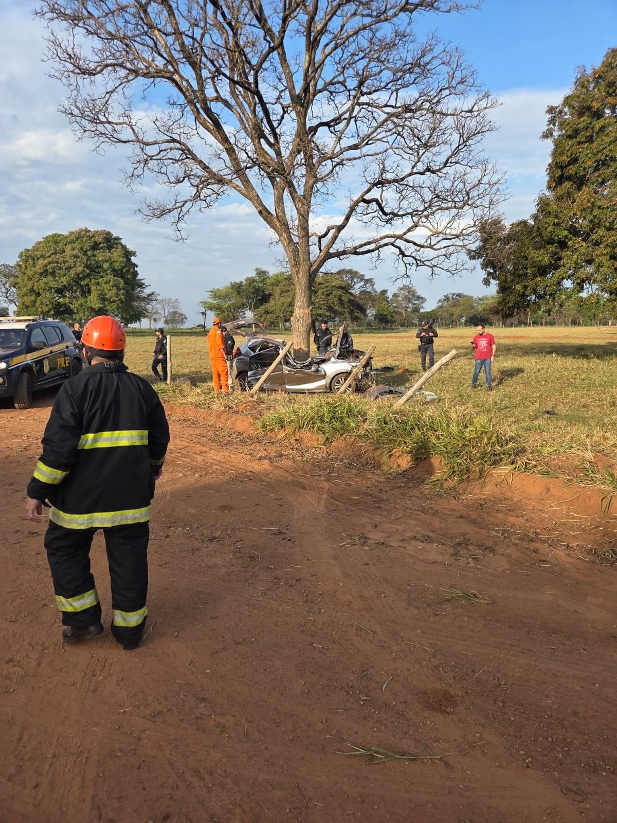 FUGA TERMINA EM GRAVE ACIDENTE: suspeito bate carro em árvore, fica preso às ferragens e drogas ficam espalhadas na BR-158 entre Três Lagoas e Brasilândia FUGA TERMINA EM GRAVE ACIDENTE: suspeito bate carro em árvore, fica preso às ferragens e drogas ficam espalhadas na BR-158 entre Três Lagoas e Brasilândia