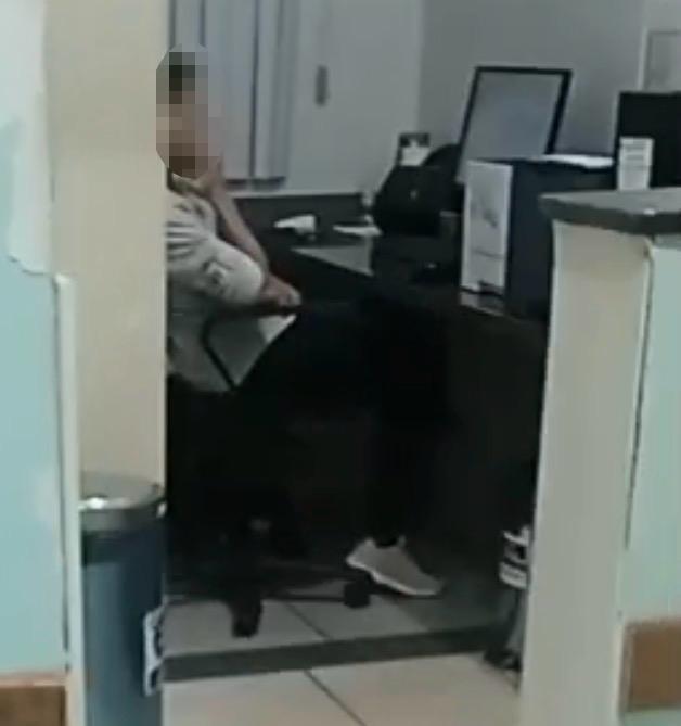VEJA O VÍDEO: Enquanto pacientes amargam horas de espera na UPA, funcionário é flagrado assistindo NARUTO e cena gera revolta VEJA O VÍDEO: Enquanto pacientes amargam horas de espera na UPA, funcionário é flagrado assistindo NARUTO e cena gera revolta
