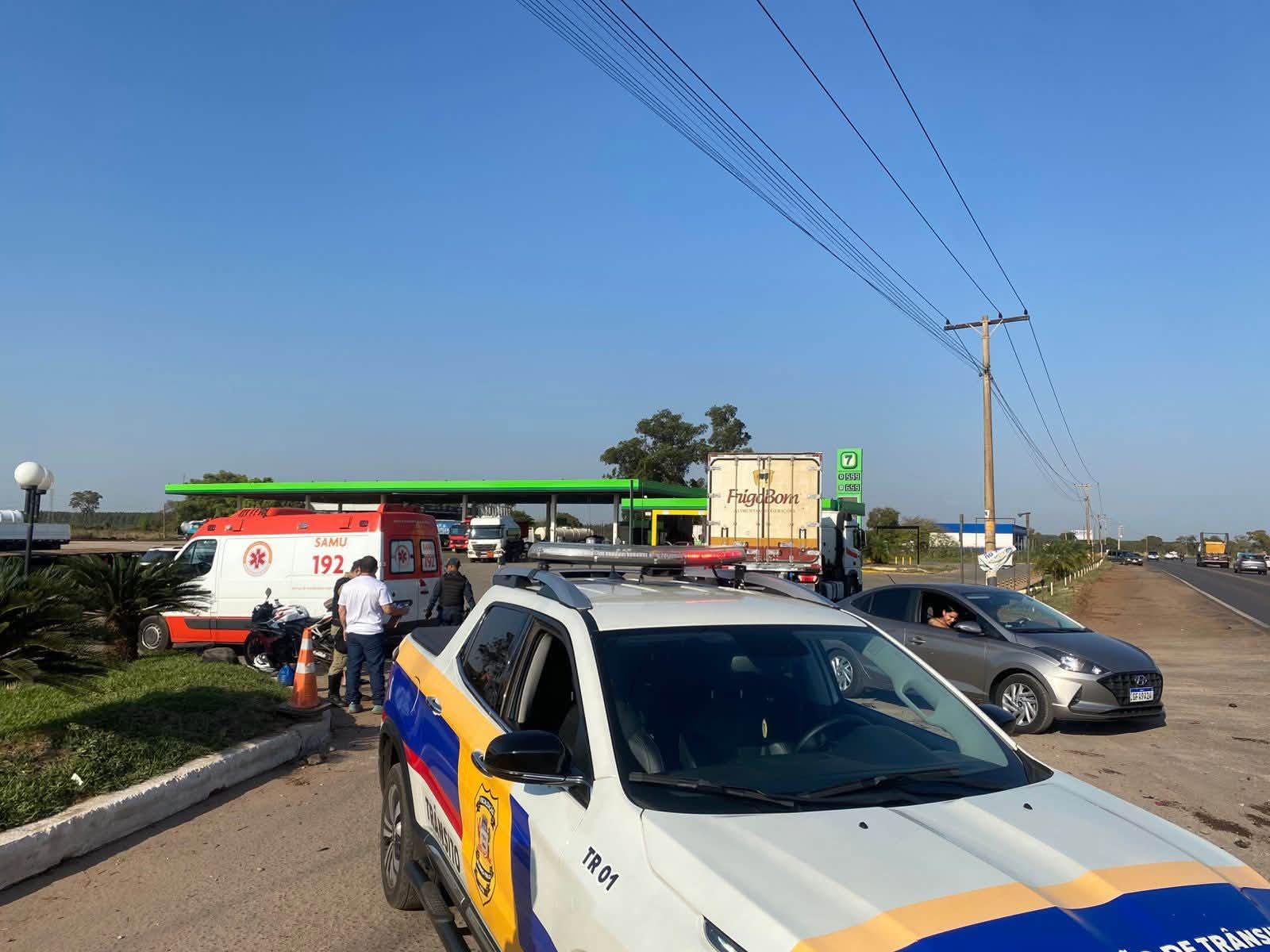 SUSTO NA BR-262: Motociclista bate na traseira de caminhão que entrava em posto de combustível em Três Lagoas