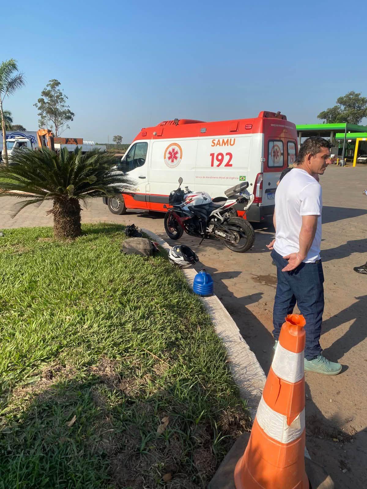 SUSTO NA BR-262: Motociclista bate na traseira de caminhão que entrava em posto de combustível em Três Lagoas SUSTO NA BR-262: Motociclista bate na traseira de caminhão que entrava em posto de combustível em Três Lagoas