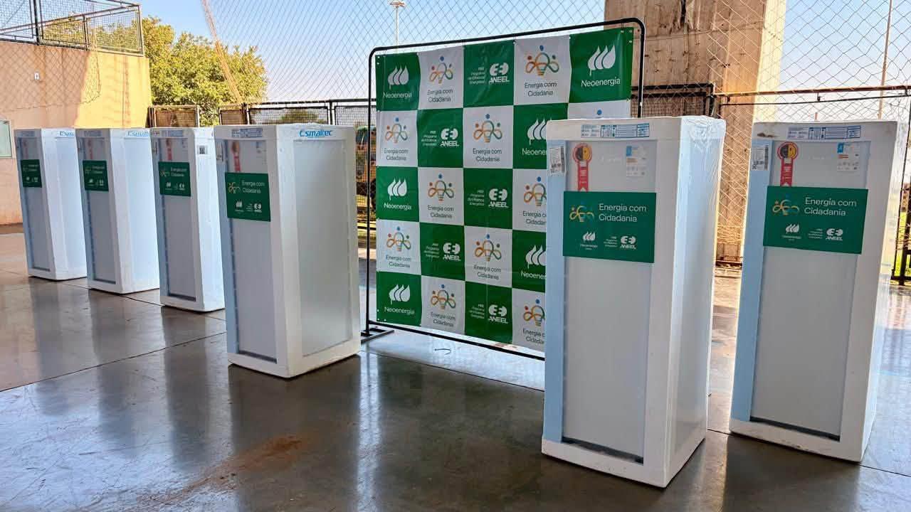 Famílias de Três Lagoas recebem 79 geladeiras entregues pela Neoenergia Elektro
