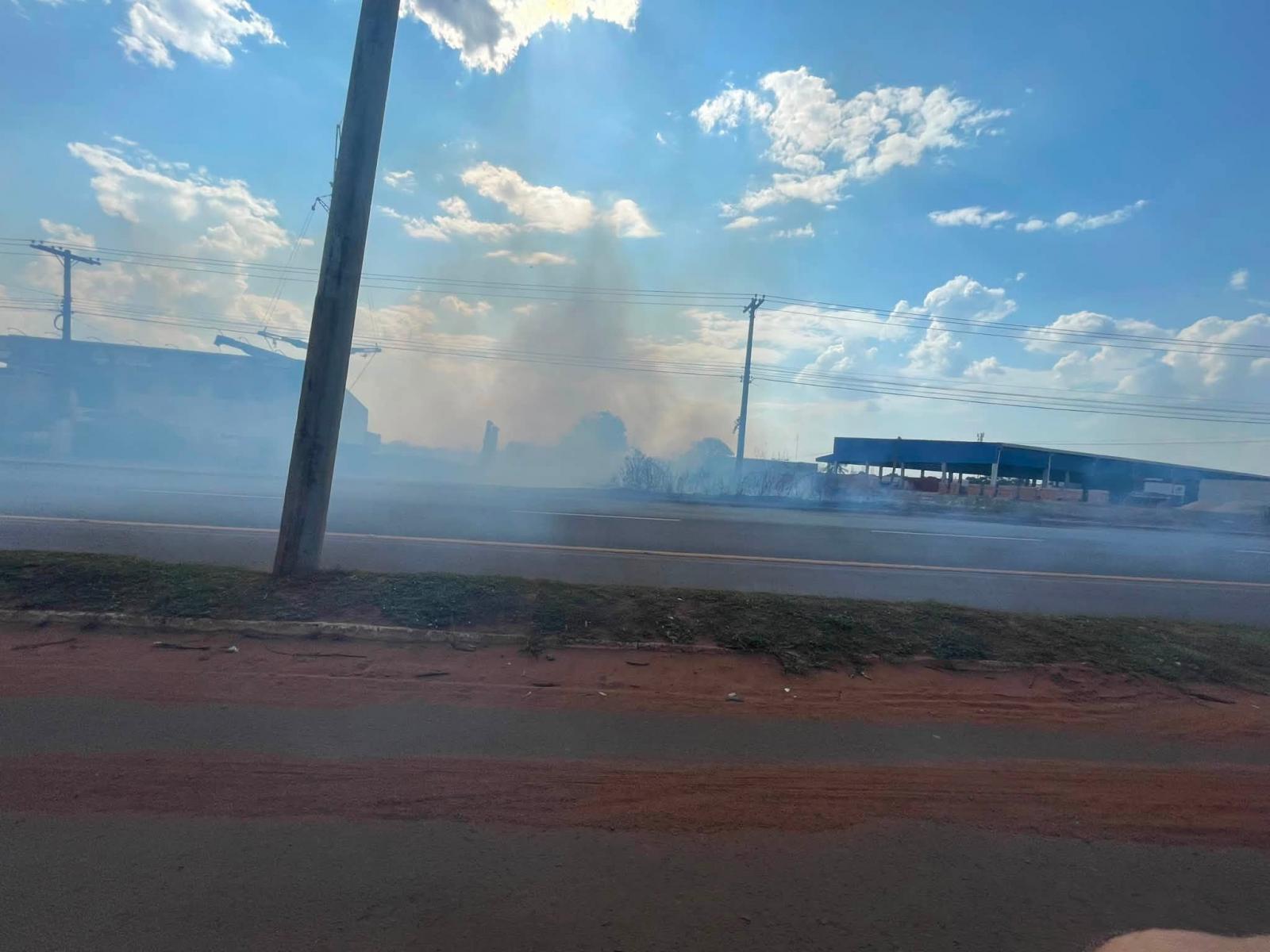 Fumaça toma conta da Ranulfho Marques Leal e coloca motoristas em risco em Três Lagoas Fumaça toma conta da Ranulfho Marques Leal e coloca motoristas em risco em Três Lagoas