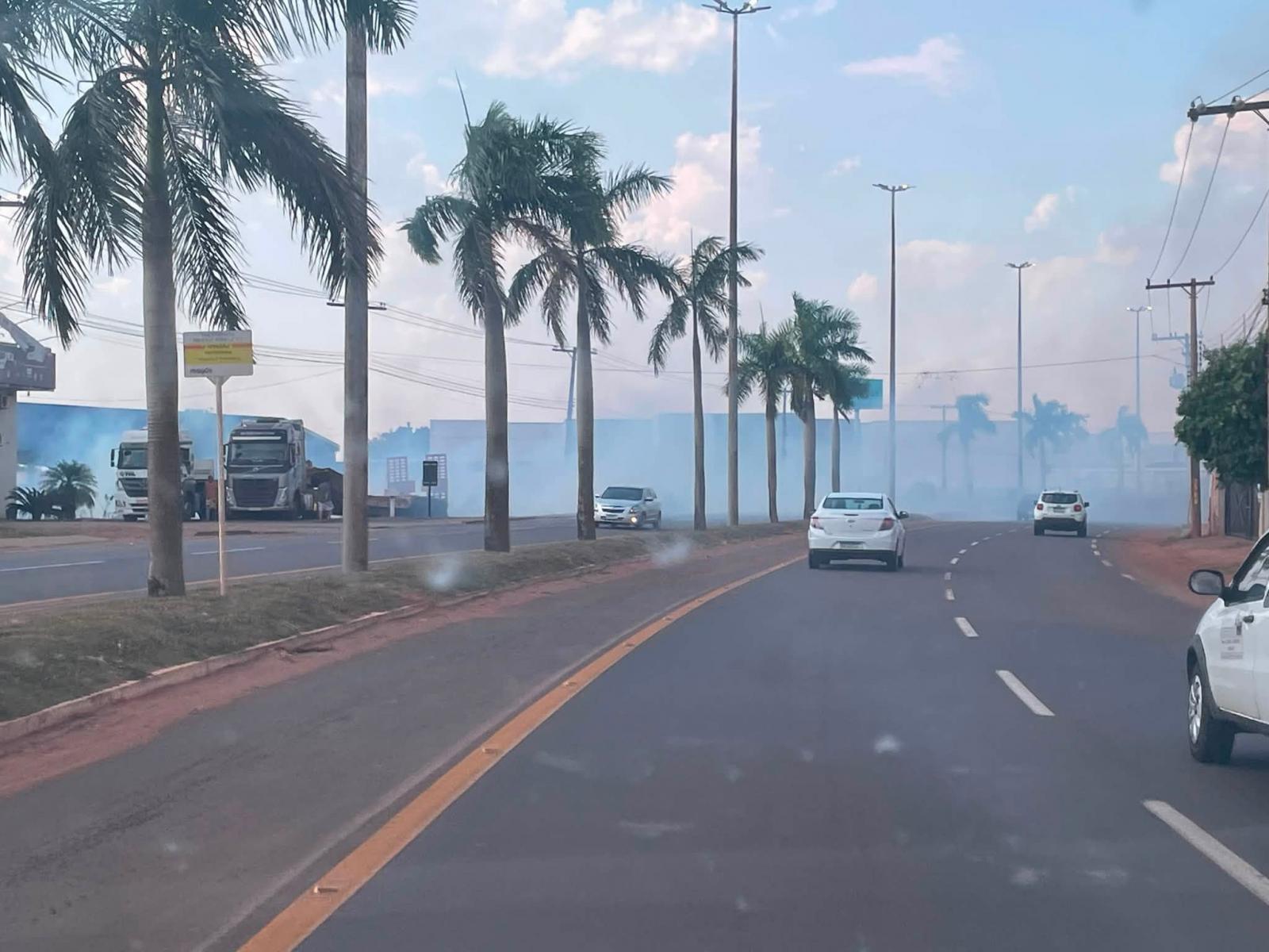 Fumaça toma conta da Ranulfho Marques Leal e coloca motoristas em risco em Três Lagoas