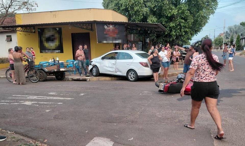 Por pouco não termina em tragédia: Carro bate em moto e quase atinge cinco adultos e duas crianças em comércio de Três Lagoas