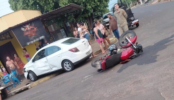 Por pouco não termina em tragédia: Carro bate em moto e quase atinge cinco adultos e duas crianças em comércio de Três Lagoas