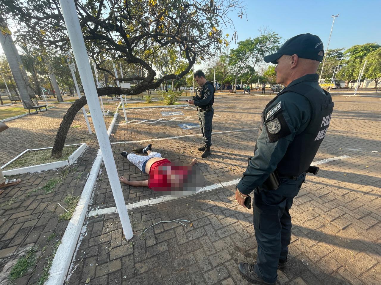 VEJA O VÍDEO: Heróis na hora certa: Testemunhas pedem socorro e ação rápida da PM salva vida de homem em praça de Três Lagoas VEJA O VÍDEO: Heróis na hora certa: Testemunhas pedem socorro e ação rápida da PM salva vida de homem em praça de Três Lagoas