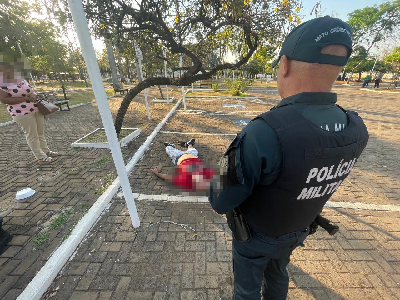 VEJA O VÍDEO: Heróis na hora certa: Testemunhas pedem socorro e ação rápida da PM salva vida de homem em praça de Três Lagoas VEJA O VÍDEO: Heróis na hora certa: Testemunhas pedem socorro e ação rápida da PM salva vida de homem em praça de Três Lagoas