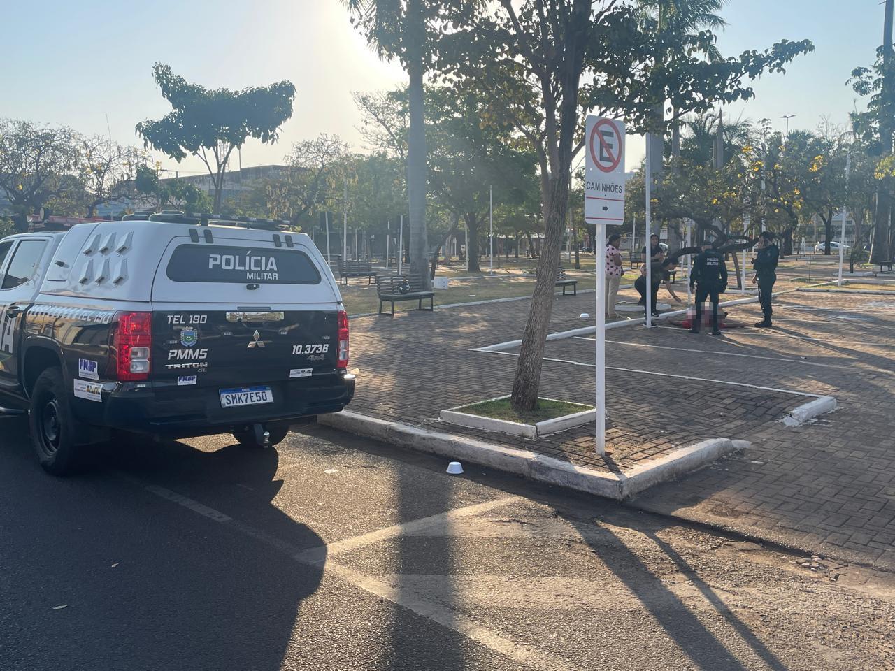 VEJA O VÍDEO: Heróis na hora certa: Testemunhas pedem socorro e ação rápida da PM salva vida de homem em praça de Três Lagoas VEJA O VÍDEO: Heróis na hora certa: Testemunhas pedem socorro e ação rápida da PM salva vida de homem em praça de Três Lagoas