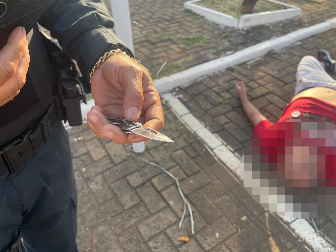 VEJA O VÍDEO: Heróis na hora certa: Testemunhas pedem socorro e ação rápida da PM salva vida de homem em praça de Três Lagoas VEJA O VÍDEO: Heróis na hora certa: Testemunhas pedem socorro e ação rápida da PM salva vida de homem em praça de Três Lagoas