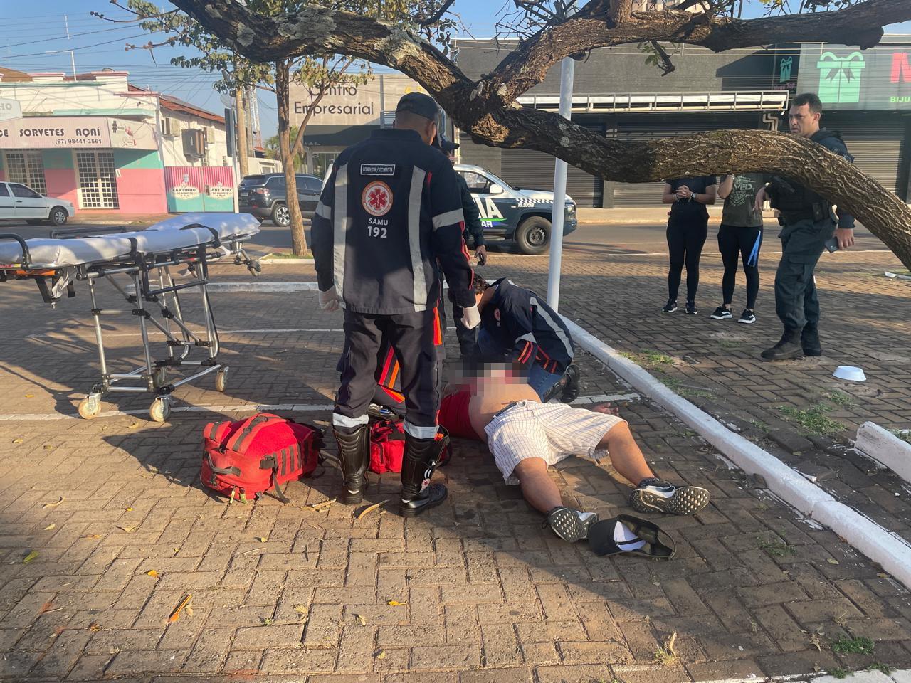 VEJA O VÍDEO: Heróis na hora certa: Testemunhas pedem socorro e ação rápida da PM salva vida de homem em praça de Três Lagoas VEJA O VÍDEO: Heróis na hora certa: Testemunhas pedem socorro e ação rápida da PM salva vida de homem em praça de Três Lagoas