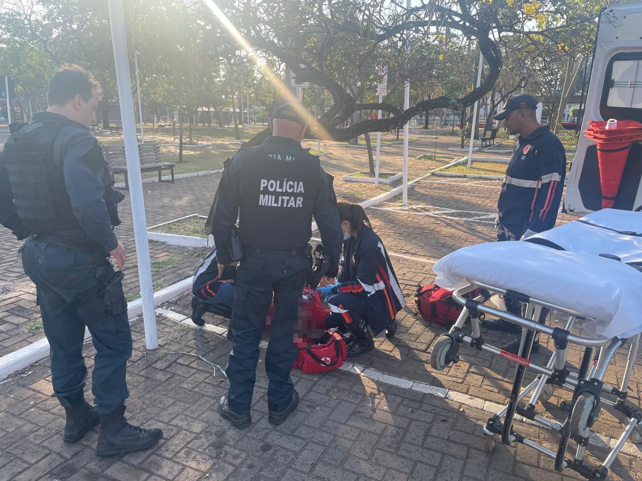 VEJA O VÍDEO: Heróis na hora certa: Testemunhas pedem socorro e ação rápida da PM salva vida de homem em praça de Três Lagoas VEJA O VÍDEO: Heróis na hora certa: Testemunhas pedem socorro e ação rápida da PM salva vida de homem em praça de Três Lagoas