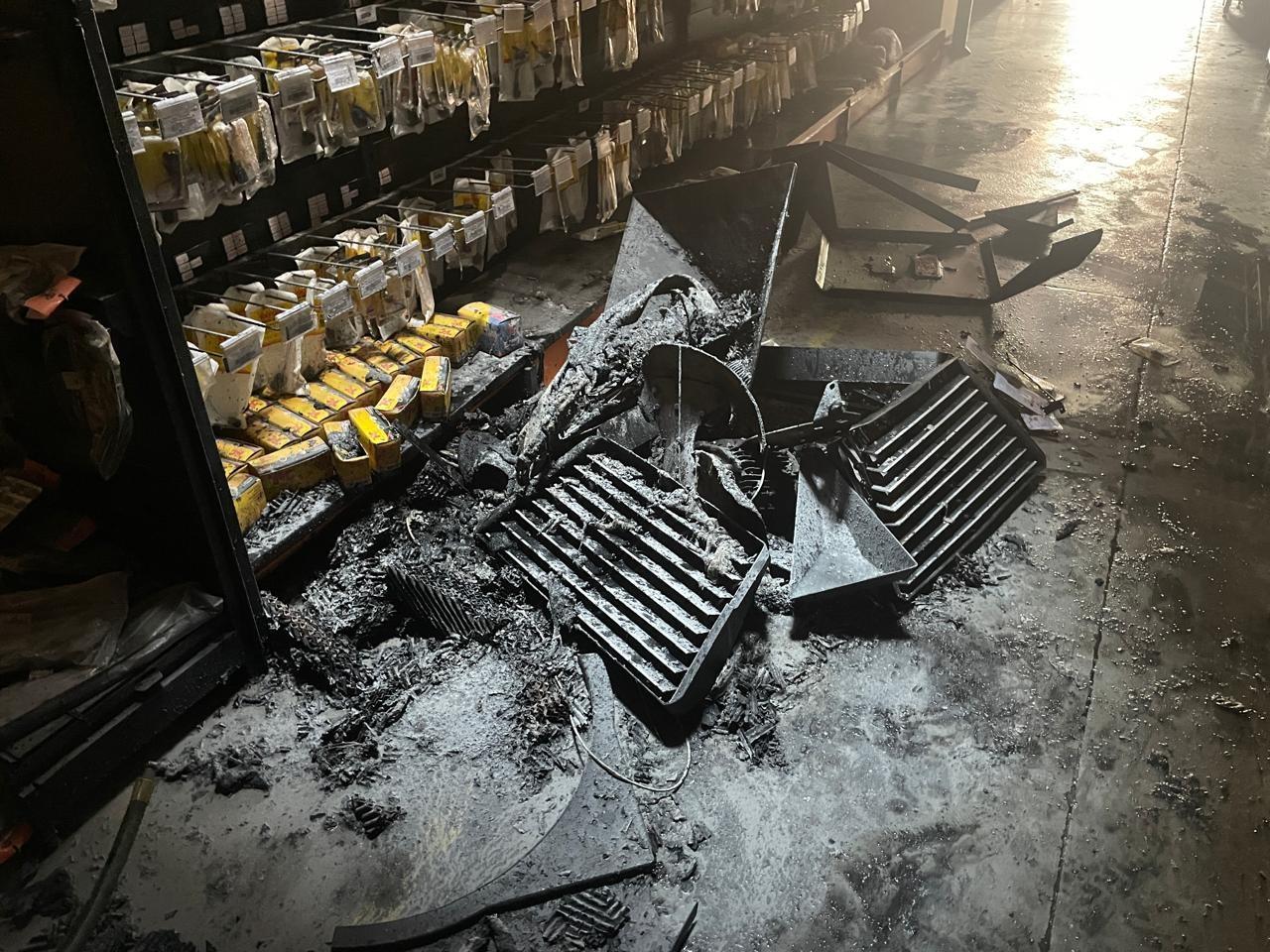 Susto em loja de auto peças: Funcionário é resgatado pelos Bombeiros após incêndio em Três Lagoas Susto em loja de auto peças: Funcionário é resgatado pelos Bombeiros após incêndio em Três Lagoas