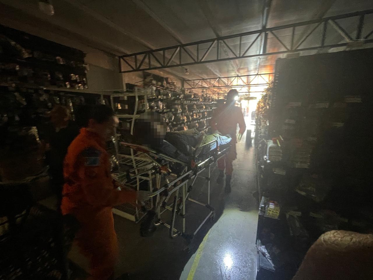 Susto em loja de auto peças: Funcionário é resgatado pelos Bombeiros após incêndio em Três Lagoas Susto em loja de auto peças: Funcionário é resgatado pelos Bombeiros após incêndio em Três Lagoas
