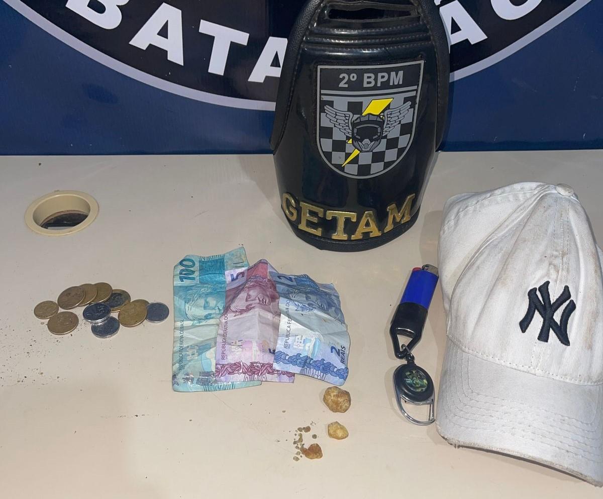 Tornozeleira no pé e crack no bolso: GETAM prende suspeito de tráfico ao lado da Rodoviária de Três Lagoas