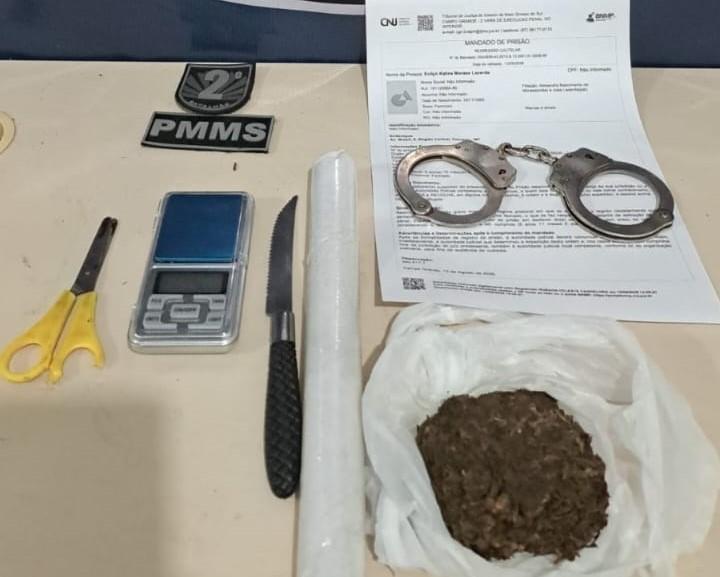 Nem a tornozeleira eletrônica segurou a “Loira dos Predinhos”: Suspeita de tráfico tenta fugir da PM e jogar maconha no vaso 