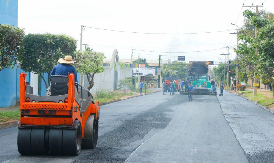 Prefeitura inicia recapeamento da Rua Maria Guilhermina Esteves para melhorar mobilidade e segurança viária