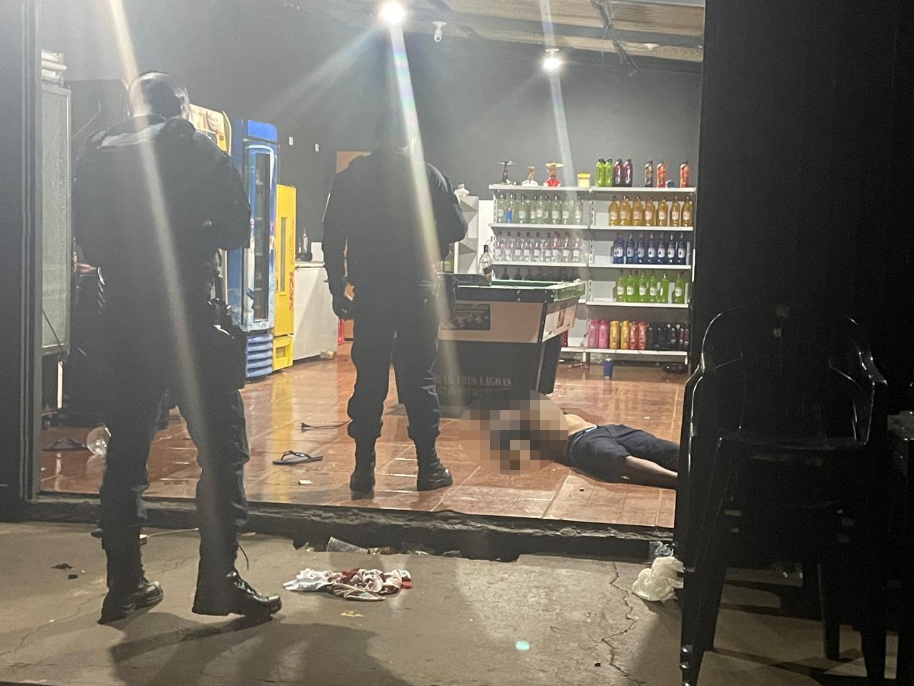 MADRUGADA SANGRENTA: Ataque a tiros deixa um morto e dois feridos em conveniência no Novo Oeste MADRUGADA SANGRENTA: Ataque a tiros deixa um morto e dois feridos em conveniência no Novo Oeste