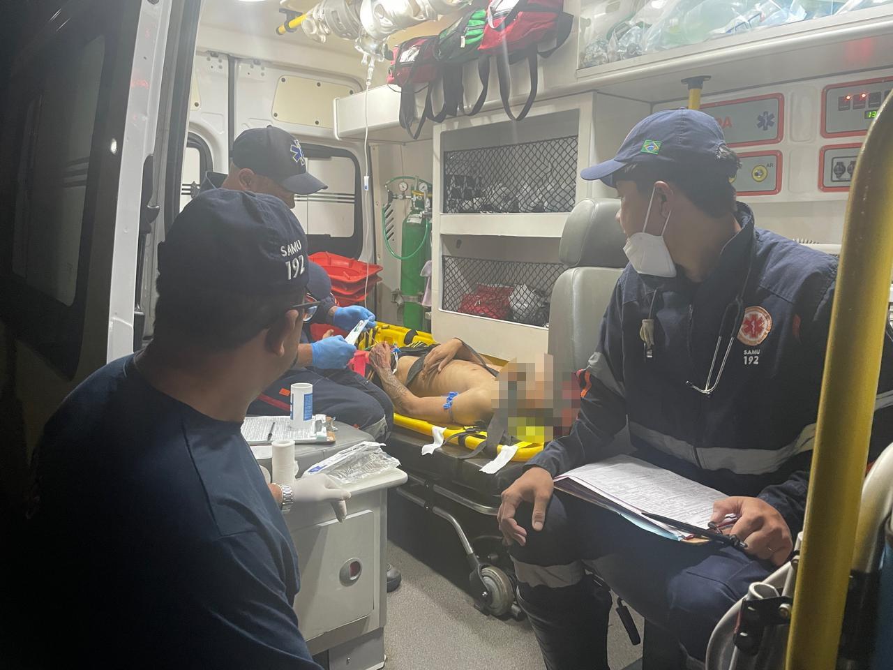 MADRUGADA SANGRENTA: Ataque a tiros deixa um morto e dois feridos em conveniência no Novo Oeste MADRUGADA SANGRENTA: Ataque a tiros deixa um morto e dois feridos em conveniência no Novo Oeste