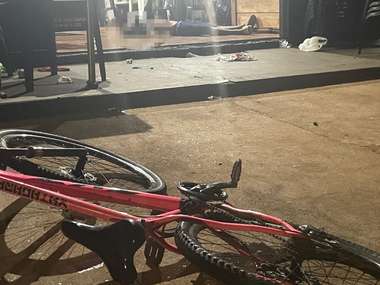 MADRUGADA SANGRENTA: Ataque a tiros deixa um morto e dois feridos em conveniência no Novo Oeste MADRUGADA SANGRENTA: Ataque a tiros deixa um morto e dois feridos em conveniência no Novo Oeste