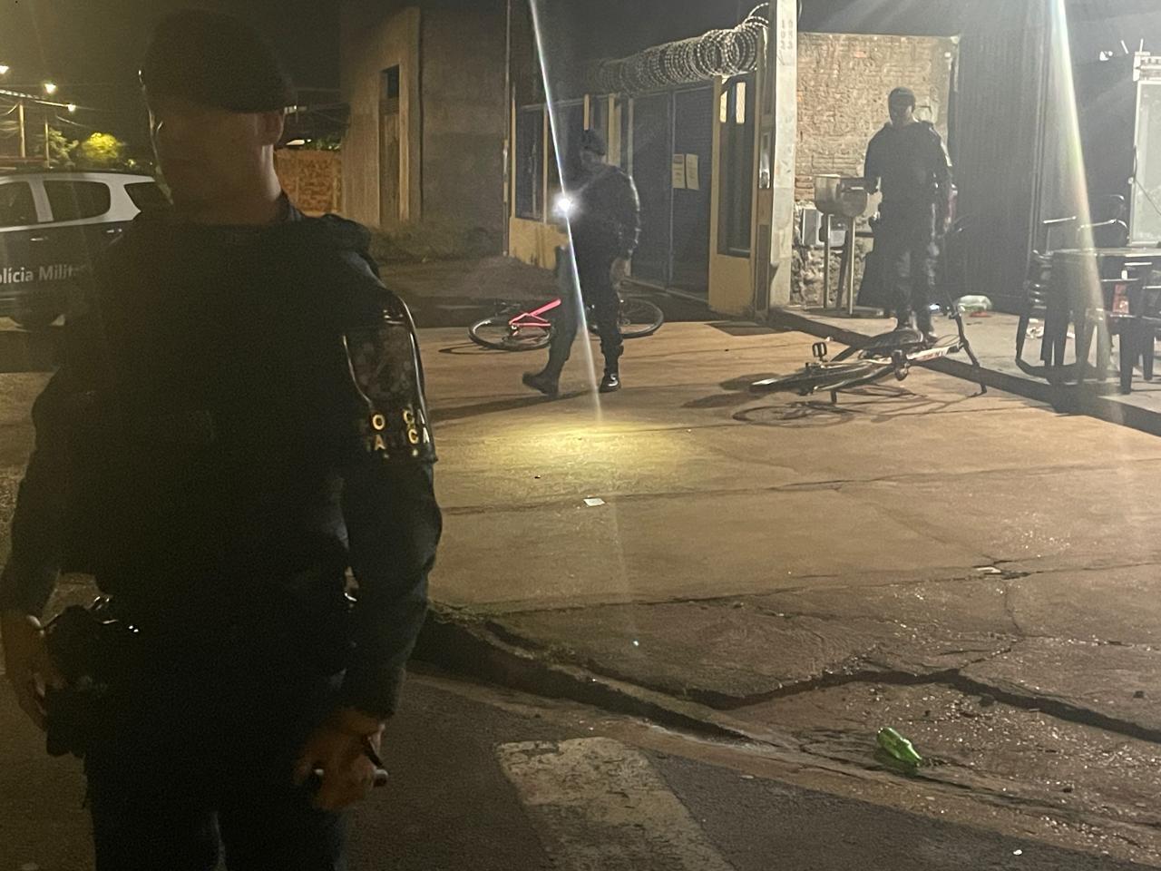 MADRUGADA SANGRENTA: Ataque a tiros deixa um morto e dois feridos em conveniência no Novo Oeste MADRUGADA SANGRENTA: Ataque a tiros deixa um morto e dois feridos em conveniência no Novo Oeste