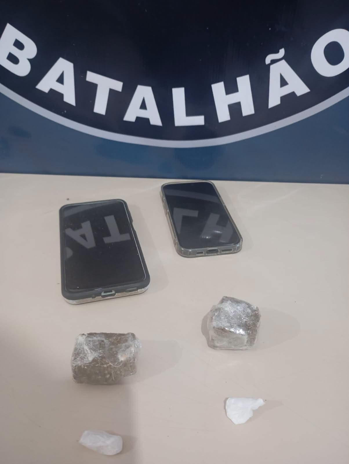 “Joga a droga!”: chegada da PM provoca correria, entorpecentes são arremessados sobre muro e um acaba preso em Três Lagoas