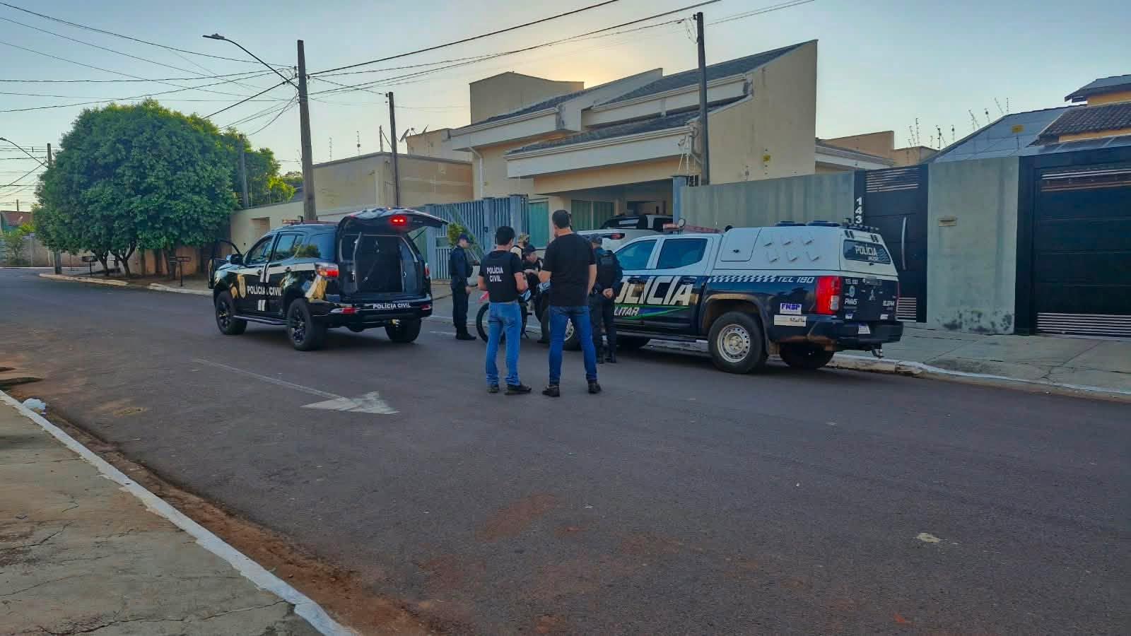 VEJA O VÍDEO: Arma escondida no teto, motos e até Dodge Ram termina em prisão em operação da PM e Civil VEJA O VÍDEO: Arma escondida no teto, motos e até Dodge Ram termina em prisão em operação da PM e Civil