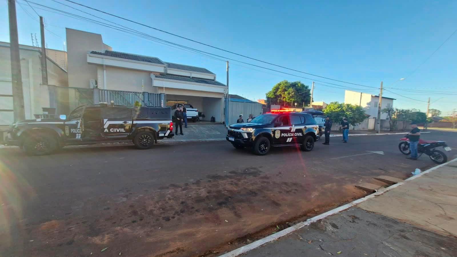 VEJA O VÍDEO: Arma escondida no teto, motos e até Dodge Ram termina em prisão em operação da PM e Civil VEJA O VÍDEO: Arma escondida no teto, motos e até Dodge Ram termina em prisão em operação da PM e Civil