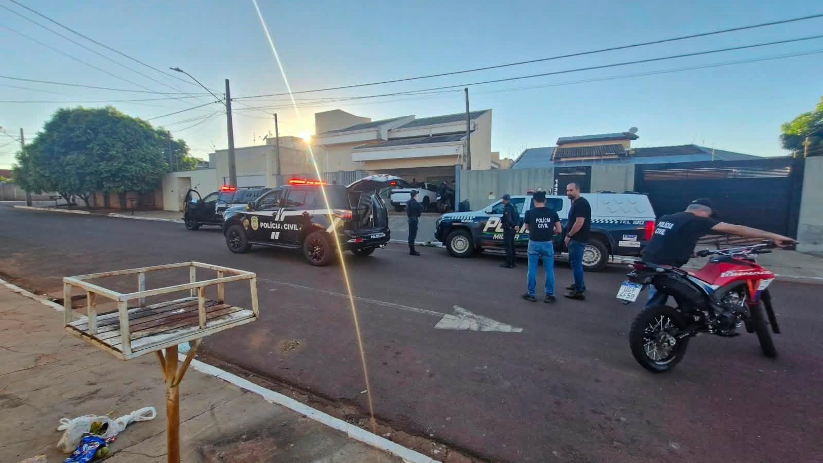 VEJA O VÍDEO: Arma escondida no teto, motos e até Dodge Ram termina em prisão em operação da PM e Civil VEJA O VÍDEO: Arma escondida no teto, motos e até Dodge Ram termina em prisão em operação da PM e Civil