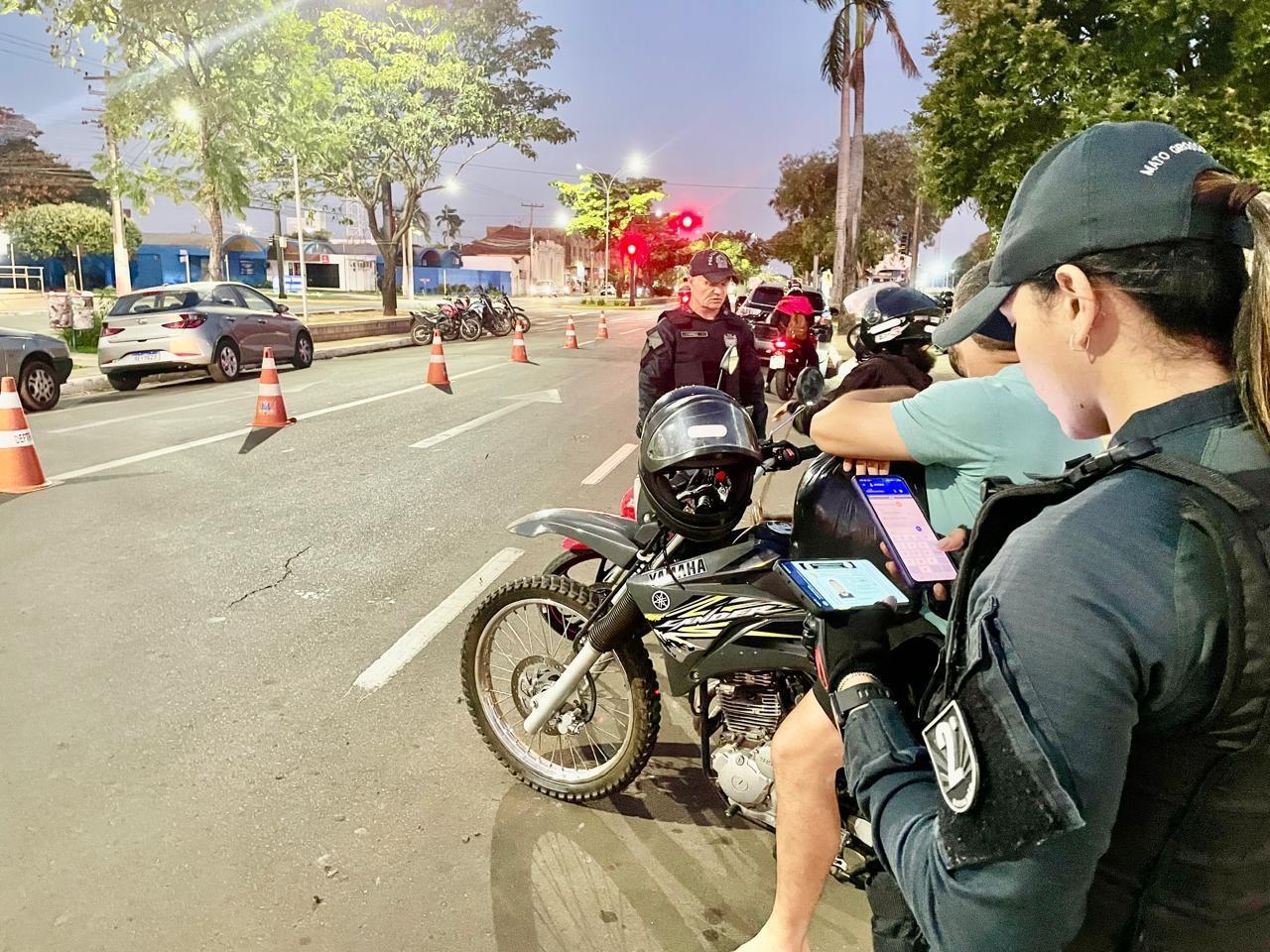 VEJA O VÍDEO: “Não confio na polícia”: Advogado se envolve em nova polêmica, volta a criticar PMs que salvaram a vida de um homem nesta semana e reacende caso de abordagem em Três Lagoas VEJA O VÍDEO: “Não confio na polícia”: Advogado se envolve em nova polêmica, volta a criticar PMs que salvaram a vida de um homem nesta semana e reacende caso de abordagem em Três Lagoas