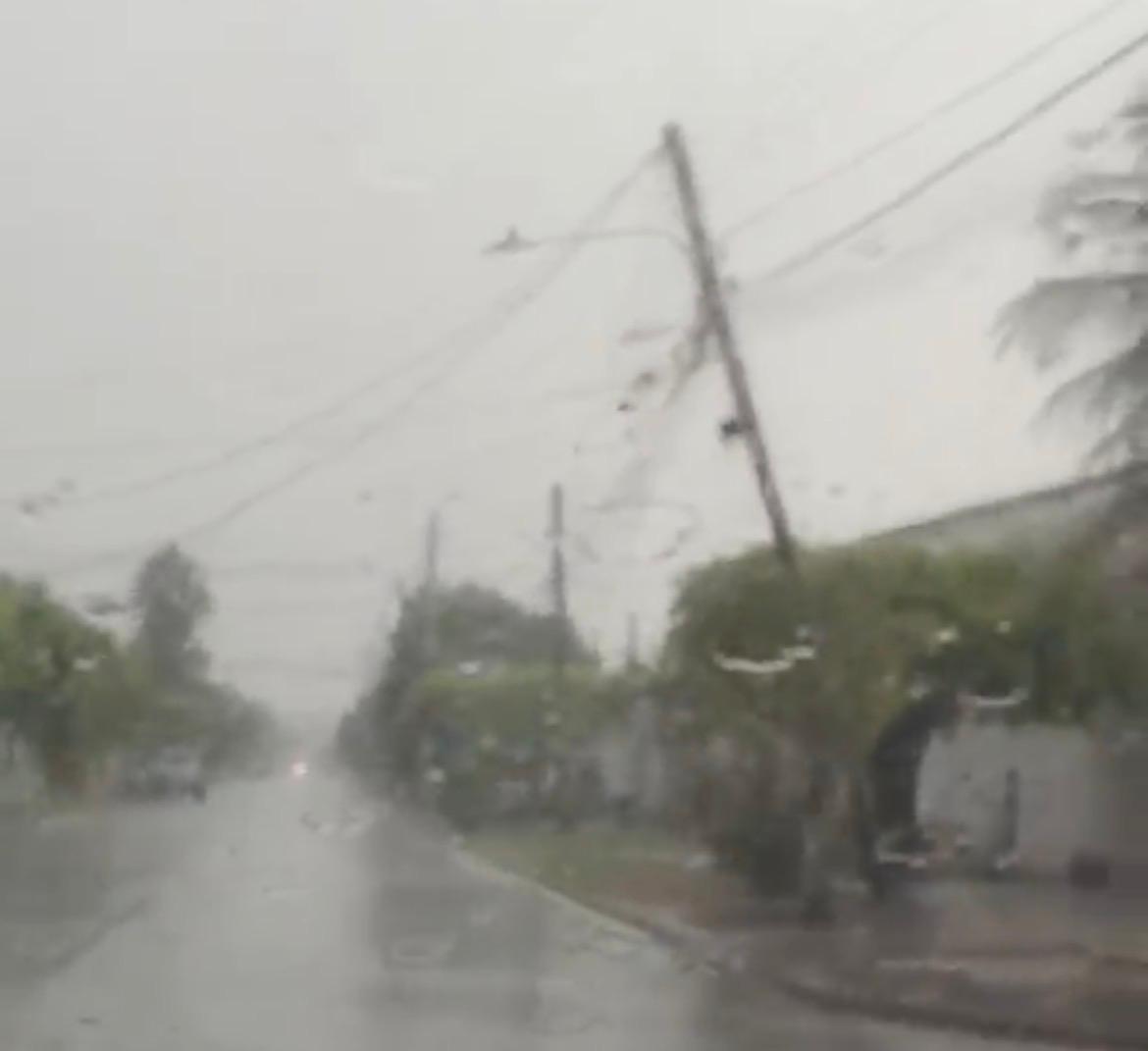 VEJA O VÍDEO: Até quando vão esperar cair? Vendaval expõe postes antigos e acende alerta para Prefeitura cobrar providências da Elektro em Três Lagoas VEJA O VÍDEO: Até quando vão esperar cair? Vendaval expõe postes antigos e acende alerta para Prefeitura cobrar providências da Elektro em Três Lagoas
