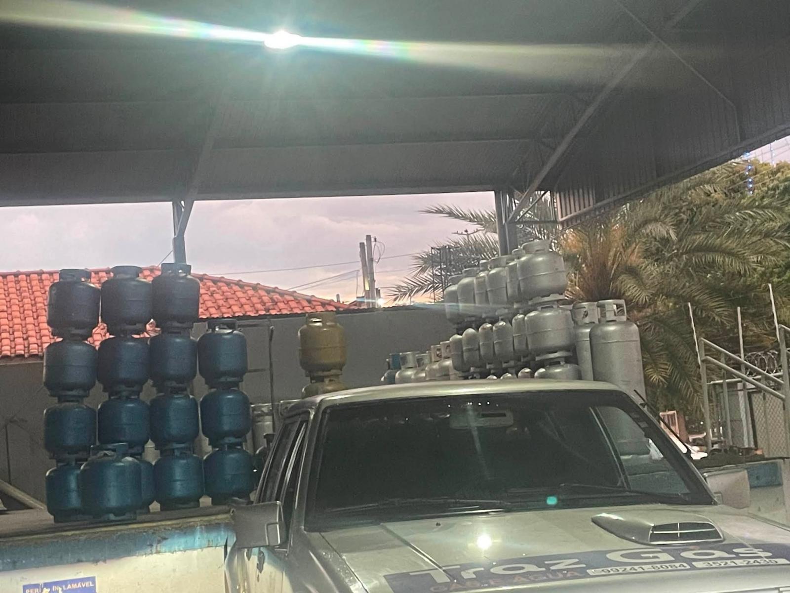 Por pouco não termina em tragédia: Coqueiro atinge fiação, provoca labaredas de fogo e por pouco não atinge depósito de gás em Três Lagoas