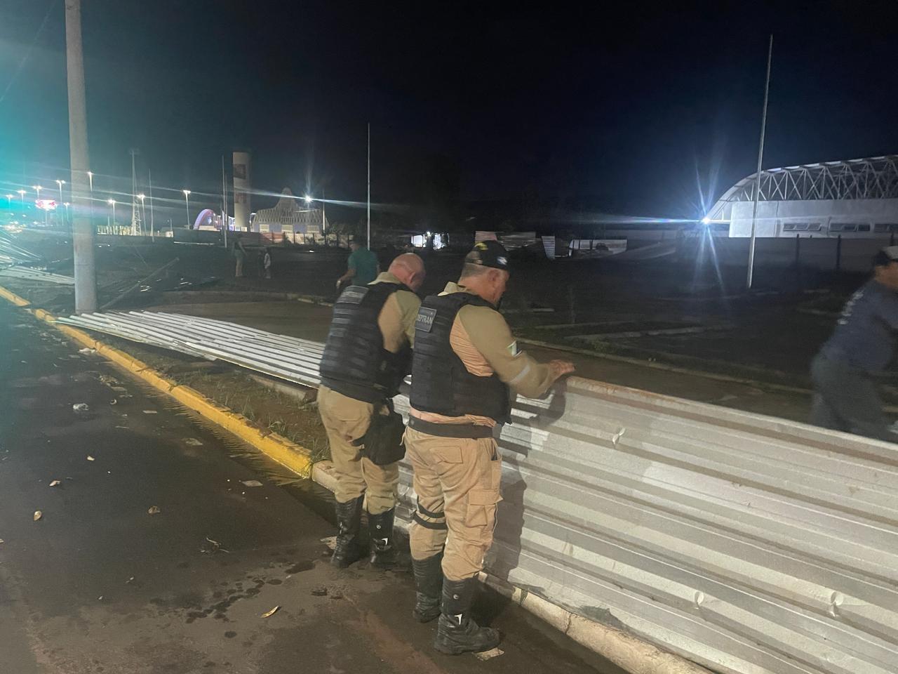 Forte vendaval arranca placas de zinco em frente à Feira Central e as arremessa no meio de avenida, causando risco de acidentes em Três Lagoas Forte vendaval arranca placas de zinco em frente à Feira Central e as arremessa no meio de avenida, causando risco de acidentes em Três Lagoas