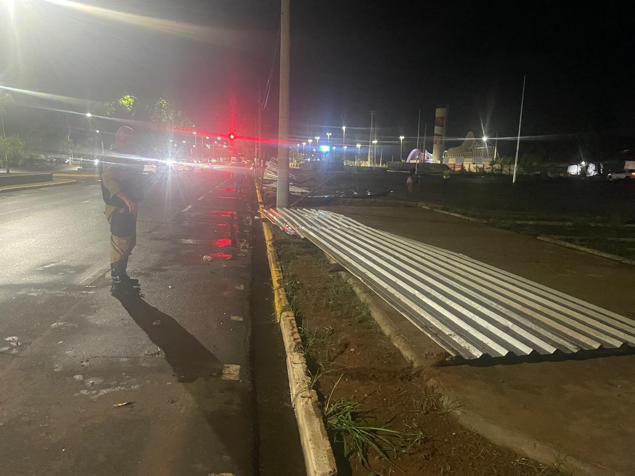 Forte vendaval arranca placas de zinco em frente à Feira Central e as arremessa no meio de avenida, causando risco de acidentes em Três Lagoas Forte vendaval arranca placas de zinco em frente à Feira Central e as arremessa no meio de avenida, causando risco de acidentes em Três Lagoas