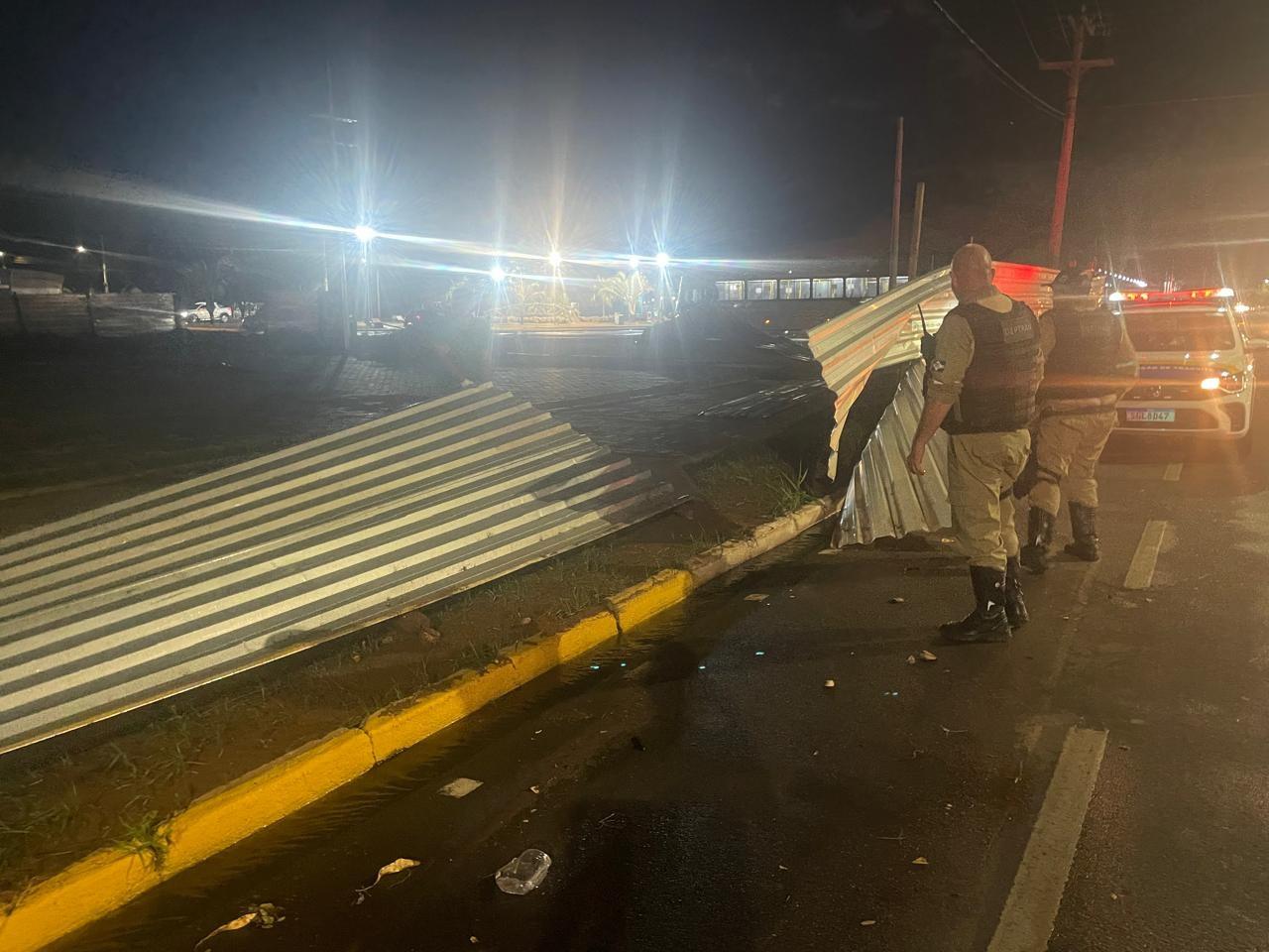 Forte vendaval arranca placas de zinco em frente à Feira Central e as arremessa no meio de avenida, causando risco de acidentes em Três Lagoas Forte vendaval arranca placas de zinco em frente à Feira Central e as arremessa no meio de avenida, causando risco de acidentes em Três Lagoas