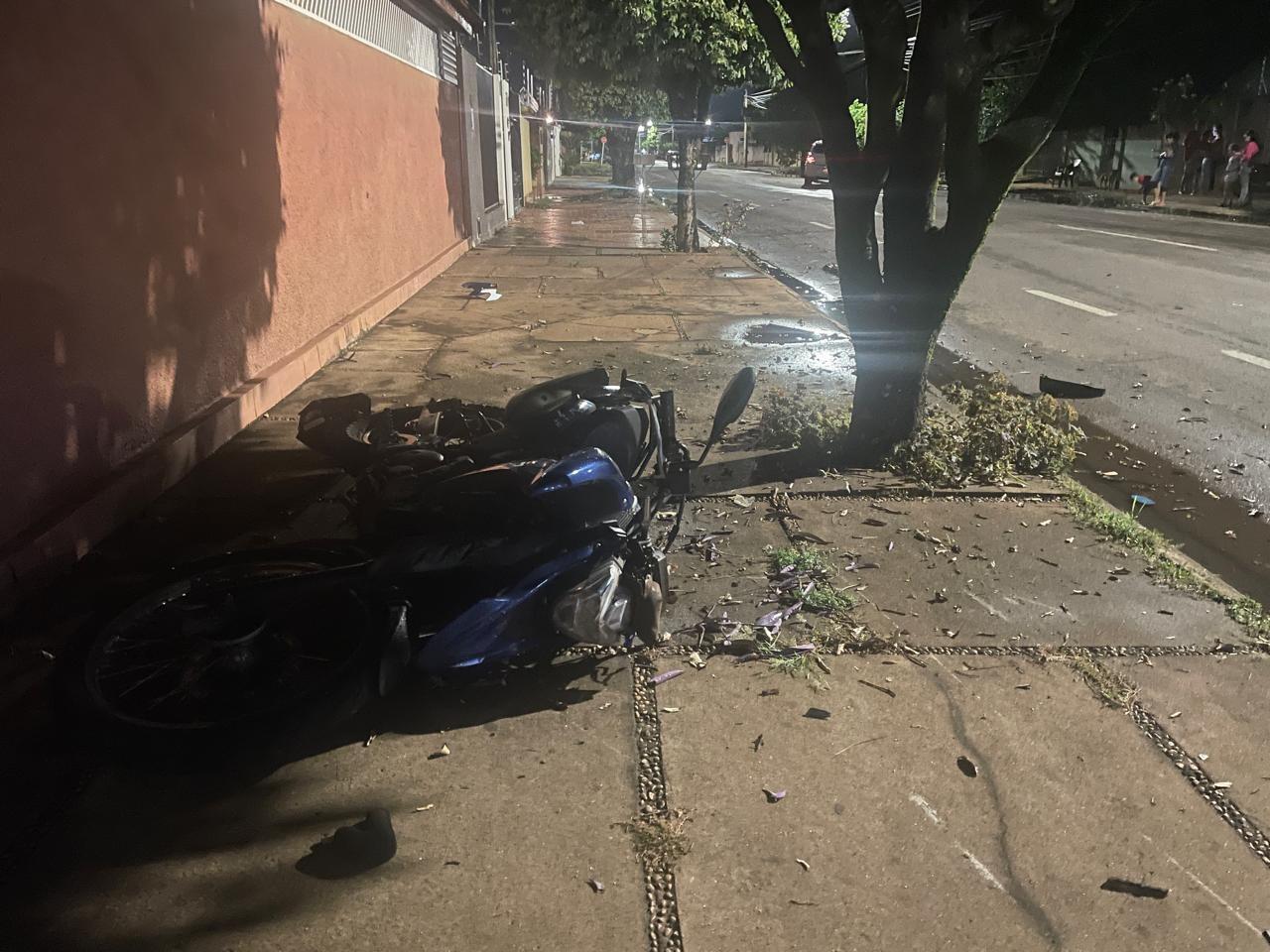 VEJA O VÍDEO: Motorista de Gol não respeita o “PARE”, atinge casal em moto que é arremessada por 15 metros e motociclista sofre traumatismo craniano em Três Lagoas VEJA O VÍDEO: Motorista de Gol não respeita o “PARE”, atinge casal em moto que é arremessada por 15 metros e motociclista sofre traumatismo craniano em Três Lagoas