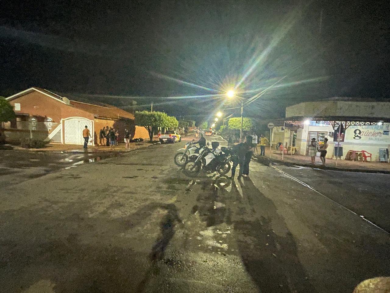 VEJA O VÍDEO: Motorista de Gol não respeita o “PARE”, atinge casal em moto que é arremessada por 15 metros e motociclista sofre traumatismo craniano em Três Lagoas VEJA O VÍDEO: Motorista de Gol não respeita o “PARE”, atinge casal em moto que é arremessada por 15 metros e motociclista sofre traumatismo craniano em Três Lagoas