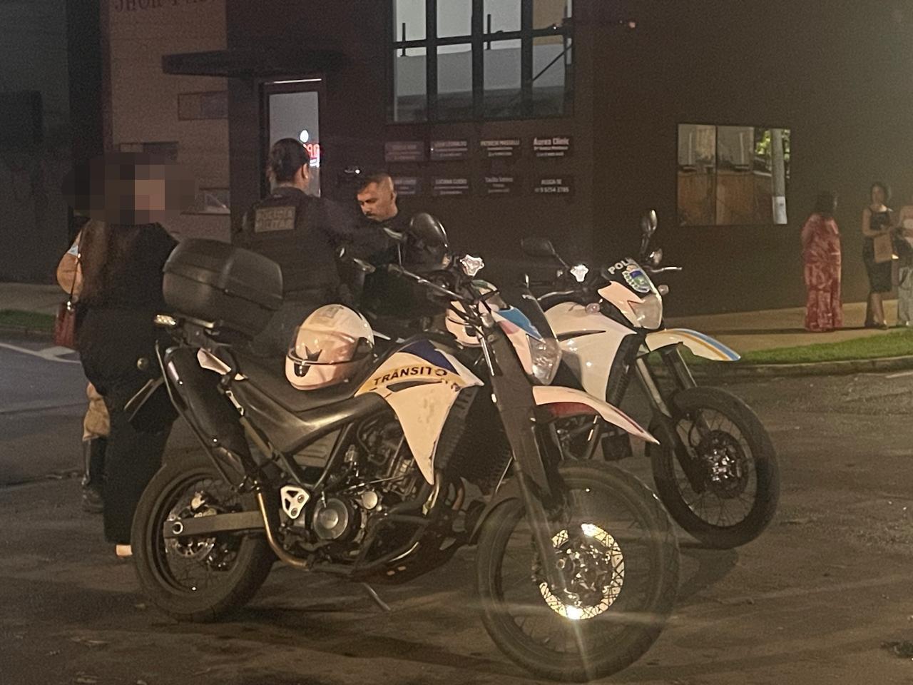 VEJA O VÍDEO: Motorista de Gol não respeita o “PARE”, atinge casal em moto que é arremessada por 15 metros e motociclista sofre traumatismo craniano em Três Lagoas VEJA O VÍDEO: Motorista de Gol não respeita o “PARE”, atinge casal em moto que é arremessada por 15 metros e motociclista sofre traumatismo craniano em Três Lagoas