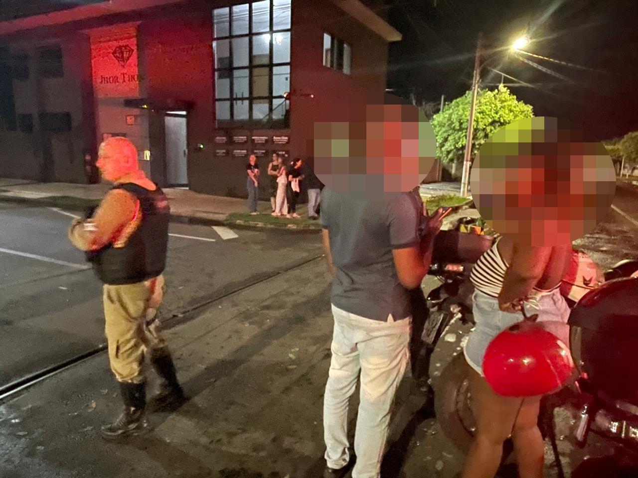 VEJA O VÍDEO: Motorista de Gol não respeita o “PARE”, atinge casal em moto que é arremessada por 15 metros e motociclista sofre traumatismo craniano em Três Lagoas VEJA O VÍDEO: Motorista de Gol não respeita o “PARE”, atinge casal em moto que é arremessada por 15 metros e motociclista sofre traumatismo craniano em Três Lagoas