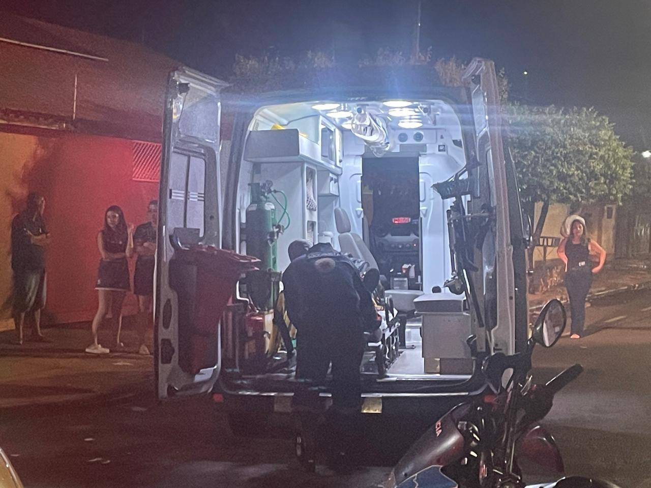 VEJA O VÍDEO: Motorista de Gol não respeita o “PARE”, atinge casal em moto que é arremessada por 15 metros e motociclista sofre traumatismo craniano em Três Lagoas VEJA O VÍDEO: Motorista de Gol não respeita o “PARE”, atinge casal em moto que é arremessada por 15 metros e motociclista sofre traumatismo craniano em Três Lagoas