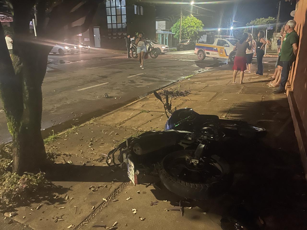VEJA O VÍDEO: Motorista de Gol não respeita o “PARE”, atinge casal em moto que é arremessada por 15 metros e motociclista sofre traumatismo craniano em Três Lagoas VEJA O VÍDEO: Motorista de Gol não respeita o “PARE”, atinge casal em moto que é arremessada por 15 metros e motociclista sofre traumatismo craniano em Três Lagoas