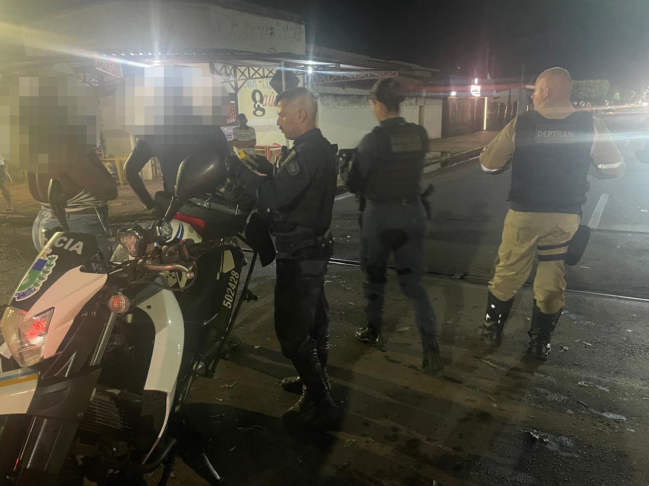 VEJA O VÍDEO: Motorista de Gol não respeita o “PARE”, atinge casal em moto que é arremessada por 15 metros e motociclista sofre traumatismo craniano em Três Lagoas VEJA O VÍDEO: Motorista de Gol não respeita o “PARE”, atinge casal em moto que é arremessada por 15 metros e motociclista sofre traumatismo craniano em Três Lagoas