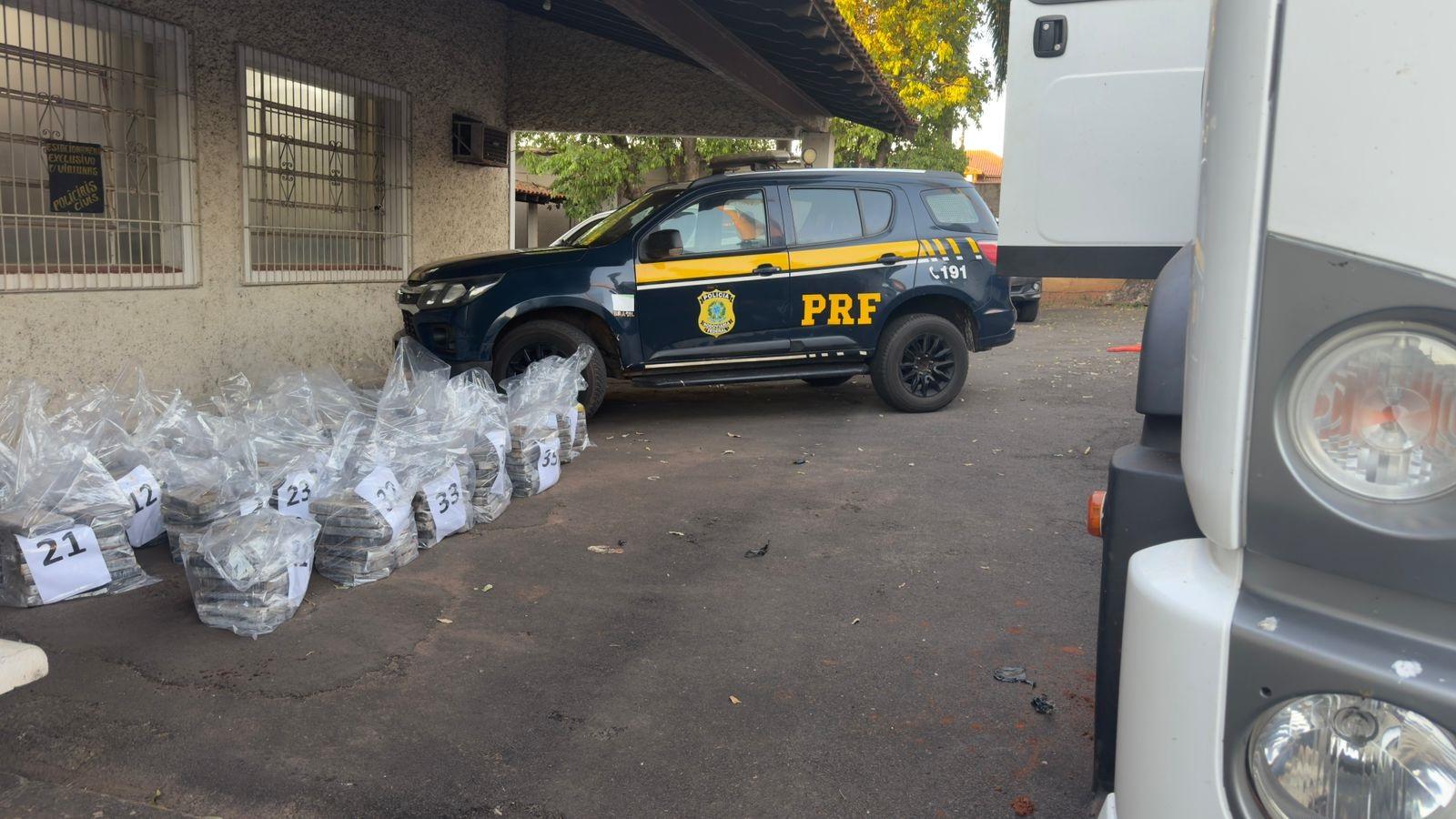 Jogou o caminhão no meio do canavial e correu: PRF de Três Lagoas encontra 547 kg de cocaína e motorista acaba preso
