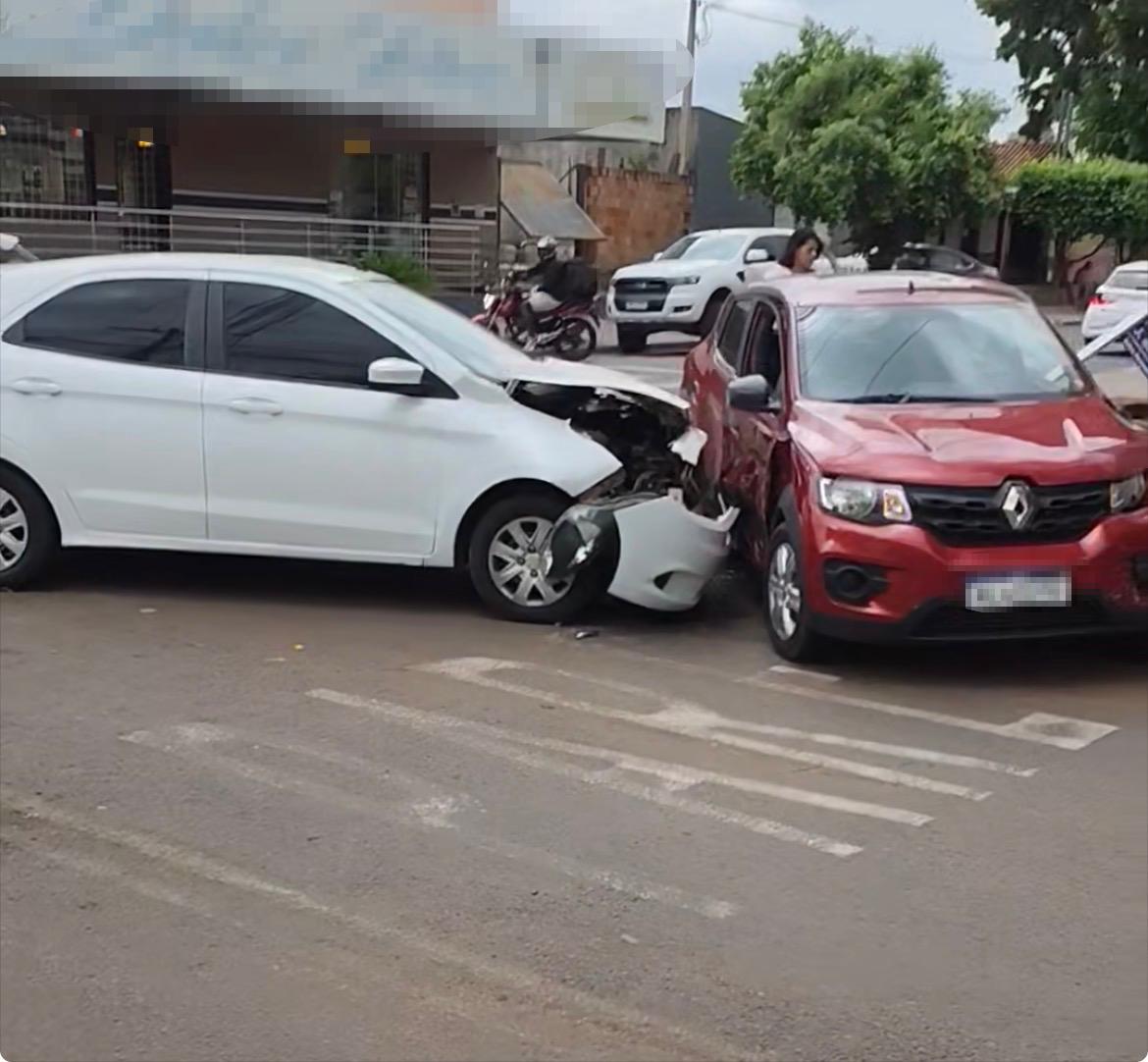 Bateu e deixou o carro para trás: Colisão entre dois veículos termina com automóvel abandonado em Três Lagoas