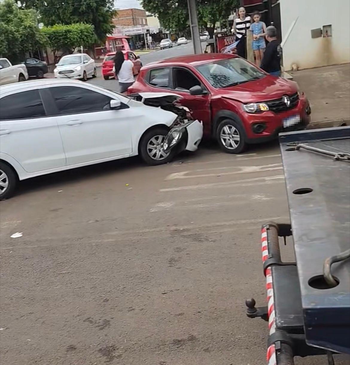 Bateu e deixou o carro para trás: Colisão entre dois veículos termina com automóvel abandonado em Três Lagoas Bateu e deixou o carro para trás: Colisão entre dois veículos termina com automóvel abandonado em Três Lagoas