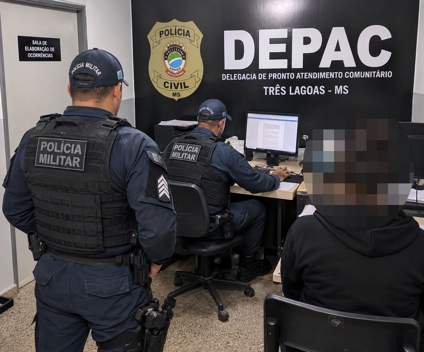 Não deixava ela sair de casa: Mulher pede socorro à mãe e irmã que enfrenta companheiro da vítima em Três Lagoas